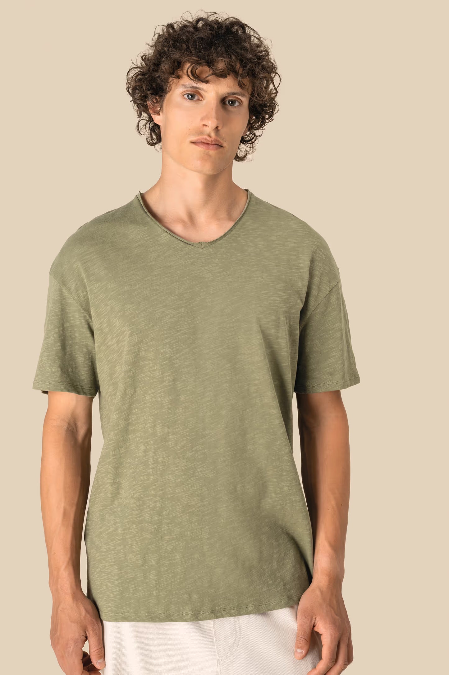 SP303 - T-shirt uomo ecosostenibile con collo slub e spalle spioventi