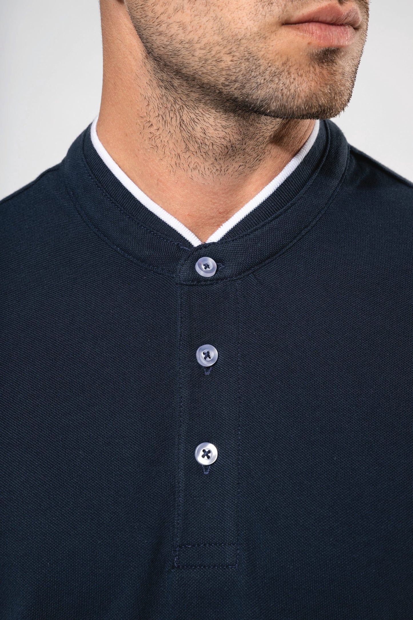 K223 - Polo uomo manica corta con collo alla coreana