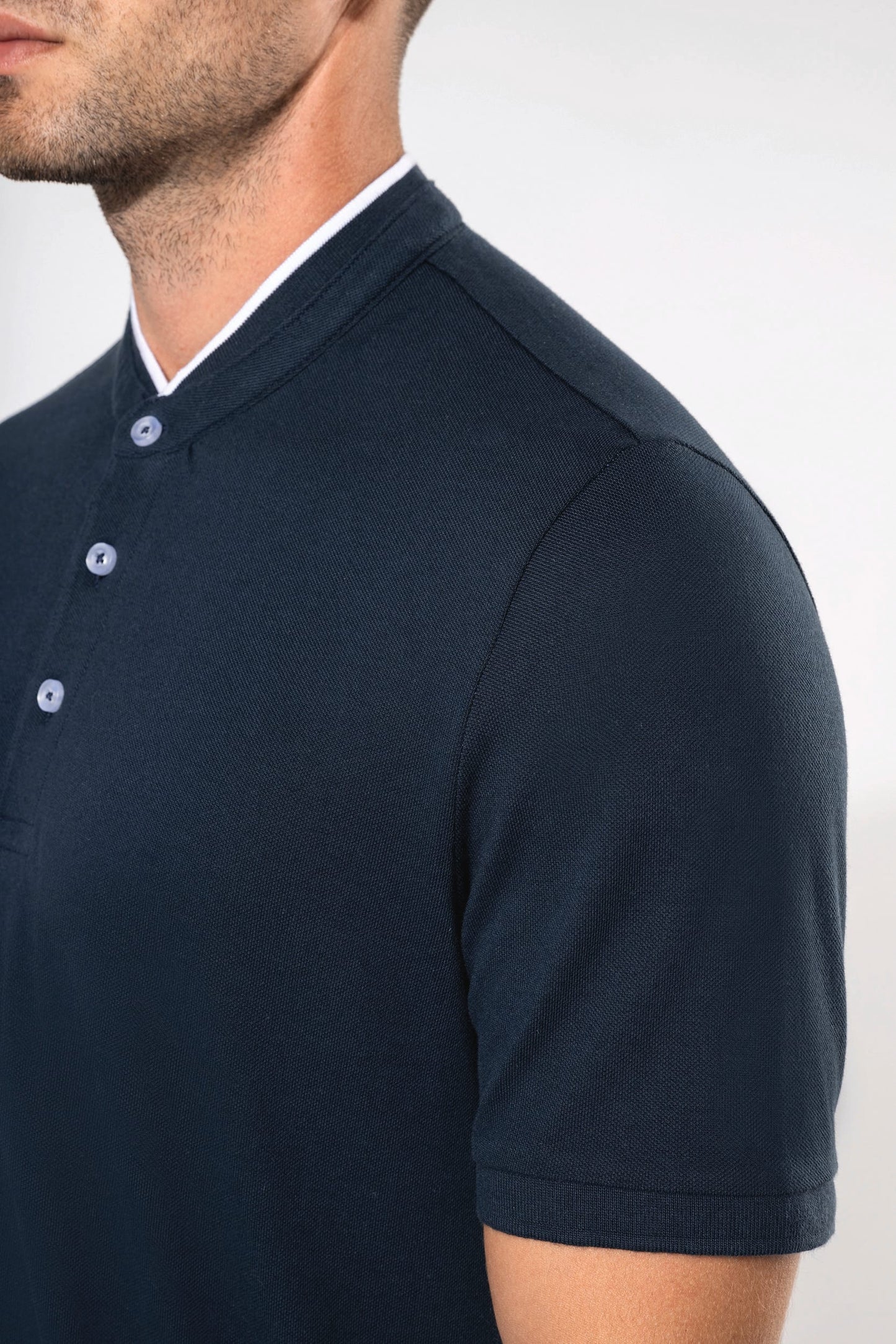 K223 - Polo uomo manica corta con collo alla coreana