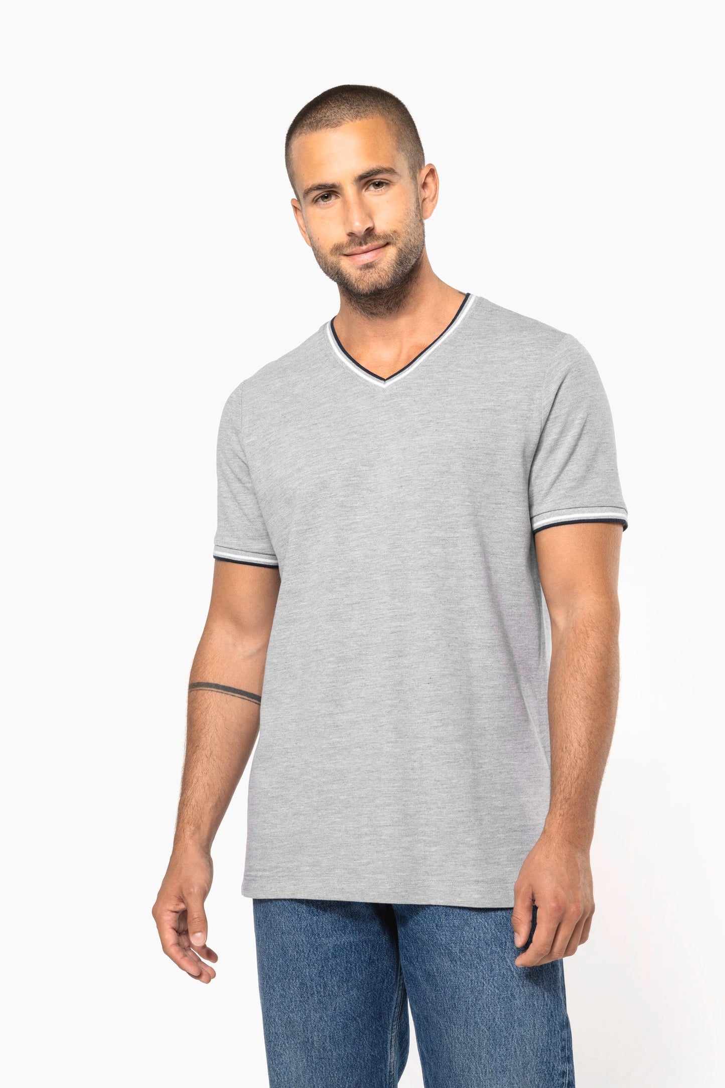 K374 - T-shirt piqué uomo scollo a V
