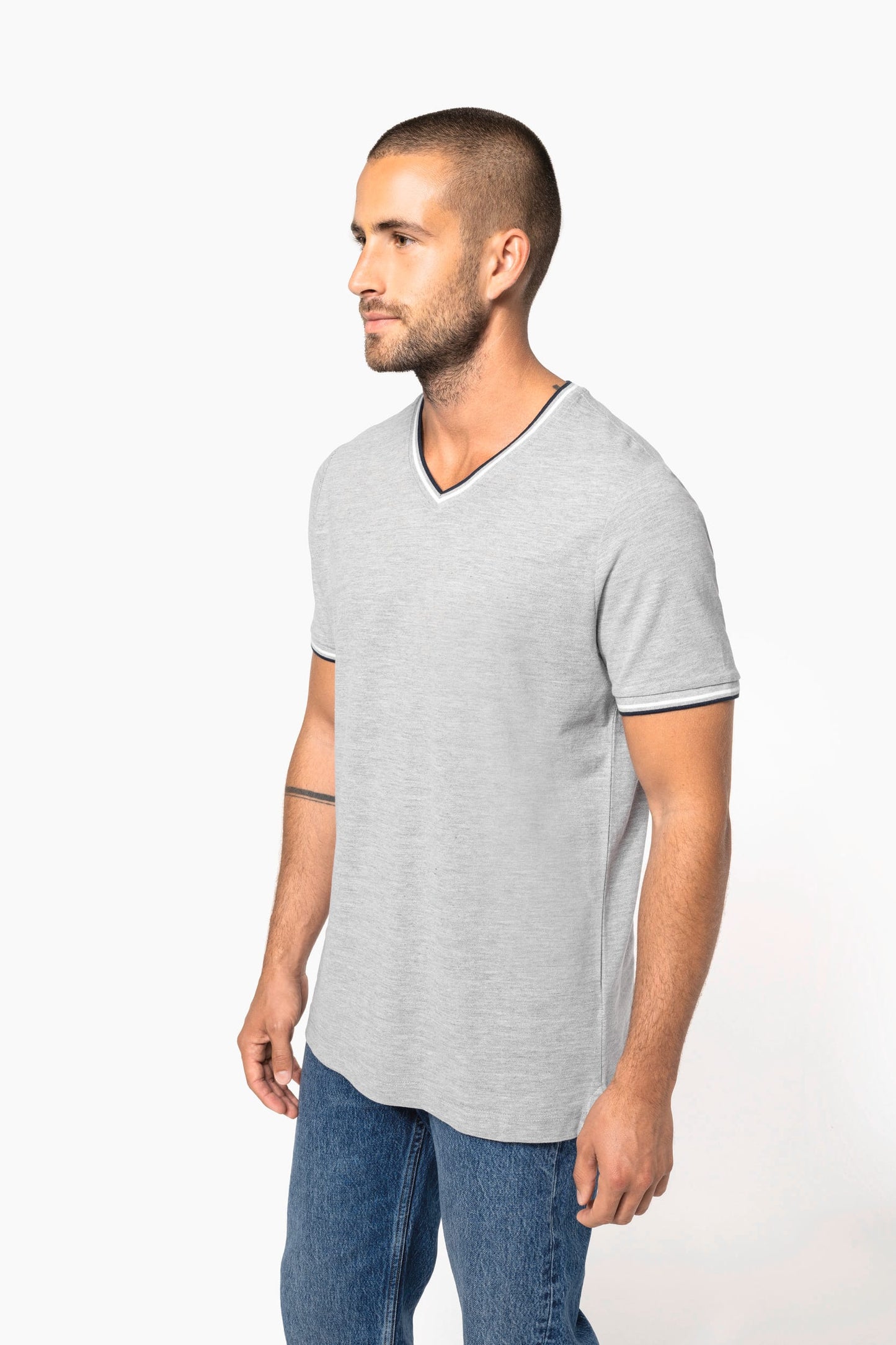 K374 - T-shirt piqué uomo scollo a V