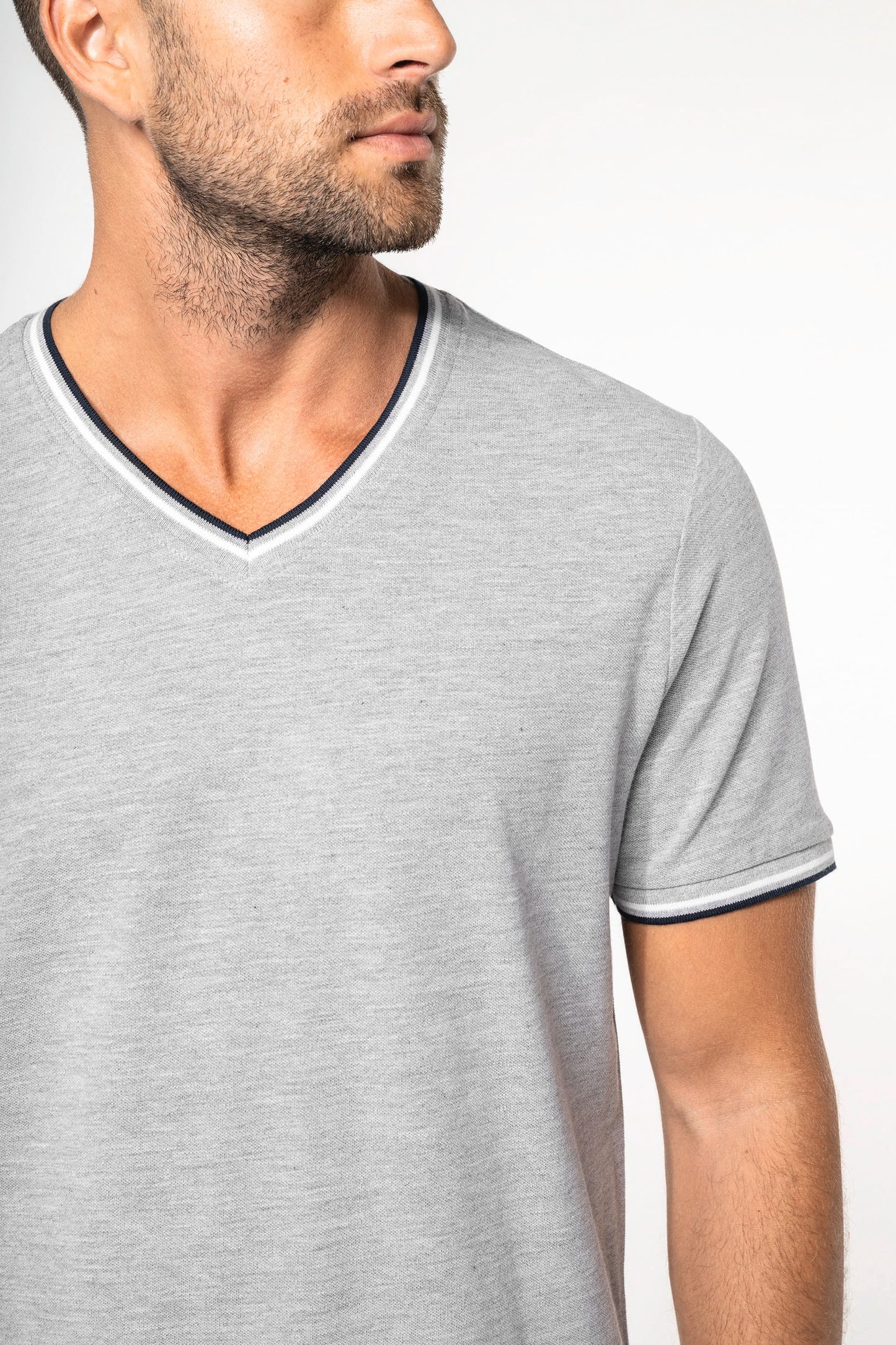 K374 - T-shirt piqué uomo scollo a V