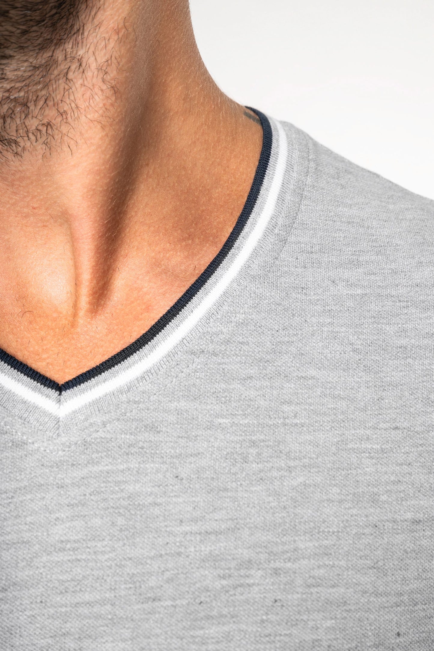 K374 - T-shirt piqué uomo scollo a V