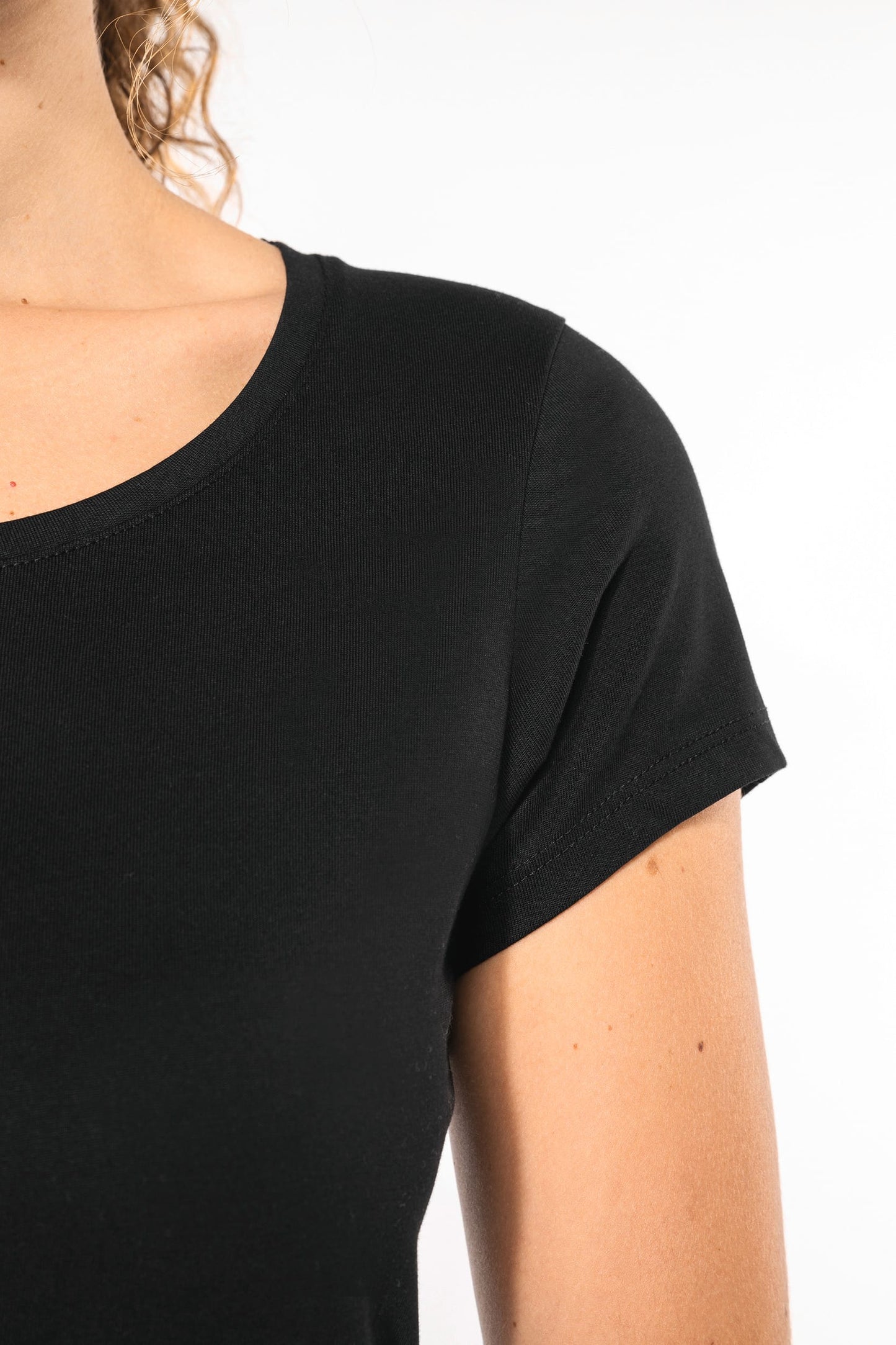 K384 - T-shirt donna manica corta collo a barca