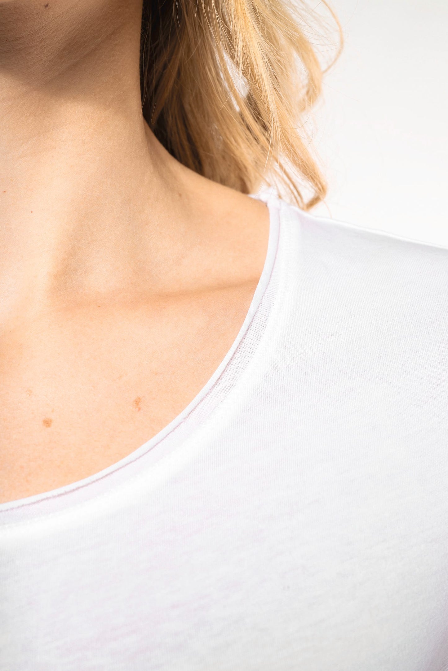 K399 - T-shirt bio donna maniche corte e collo con bordi a taglio vivo
