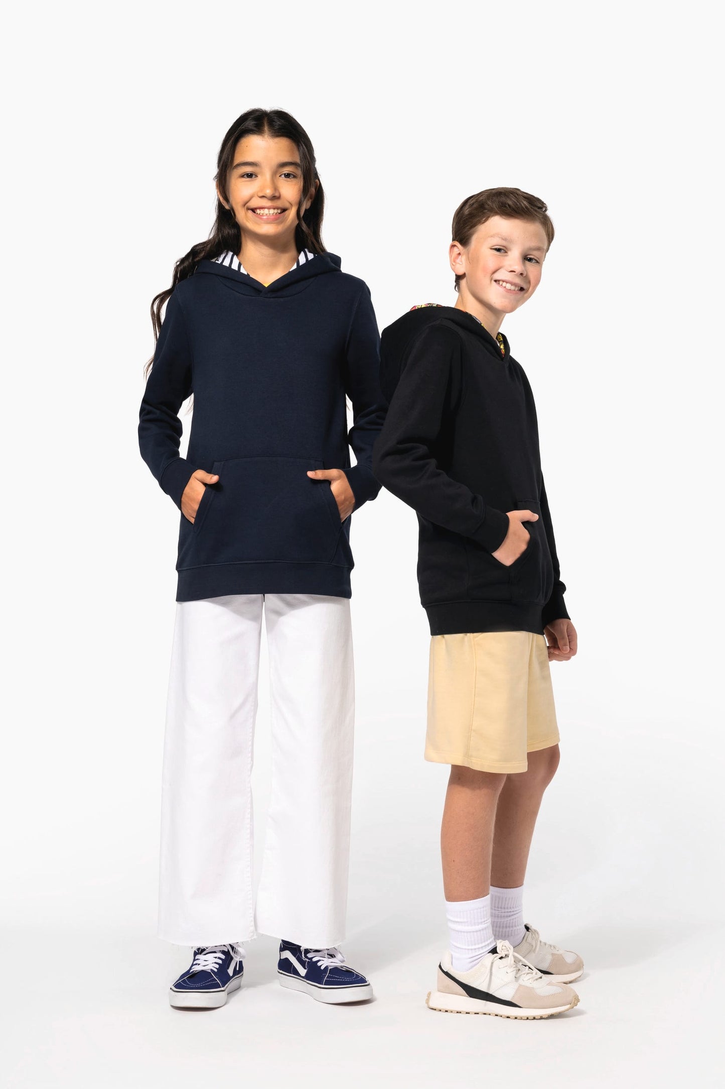 K4014 - Felpa bambino unisex con cappuccio a contrasto con motivi