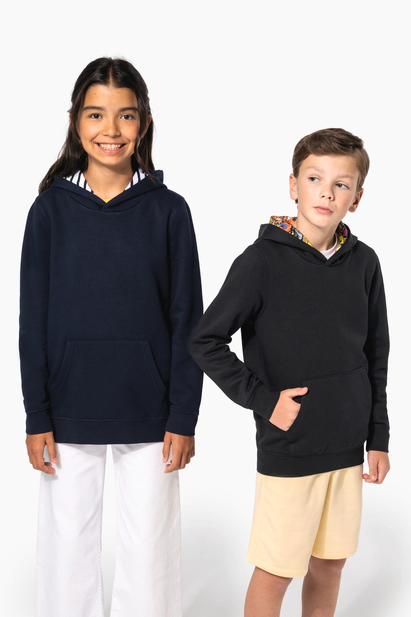 K4014 - Felpa bambino unisex con cappuccio a contrasto con motivi