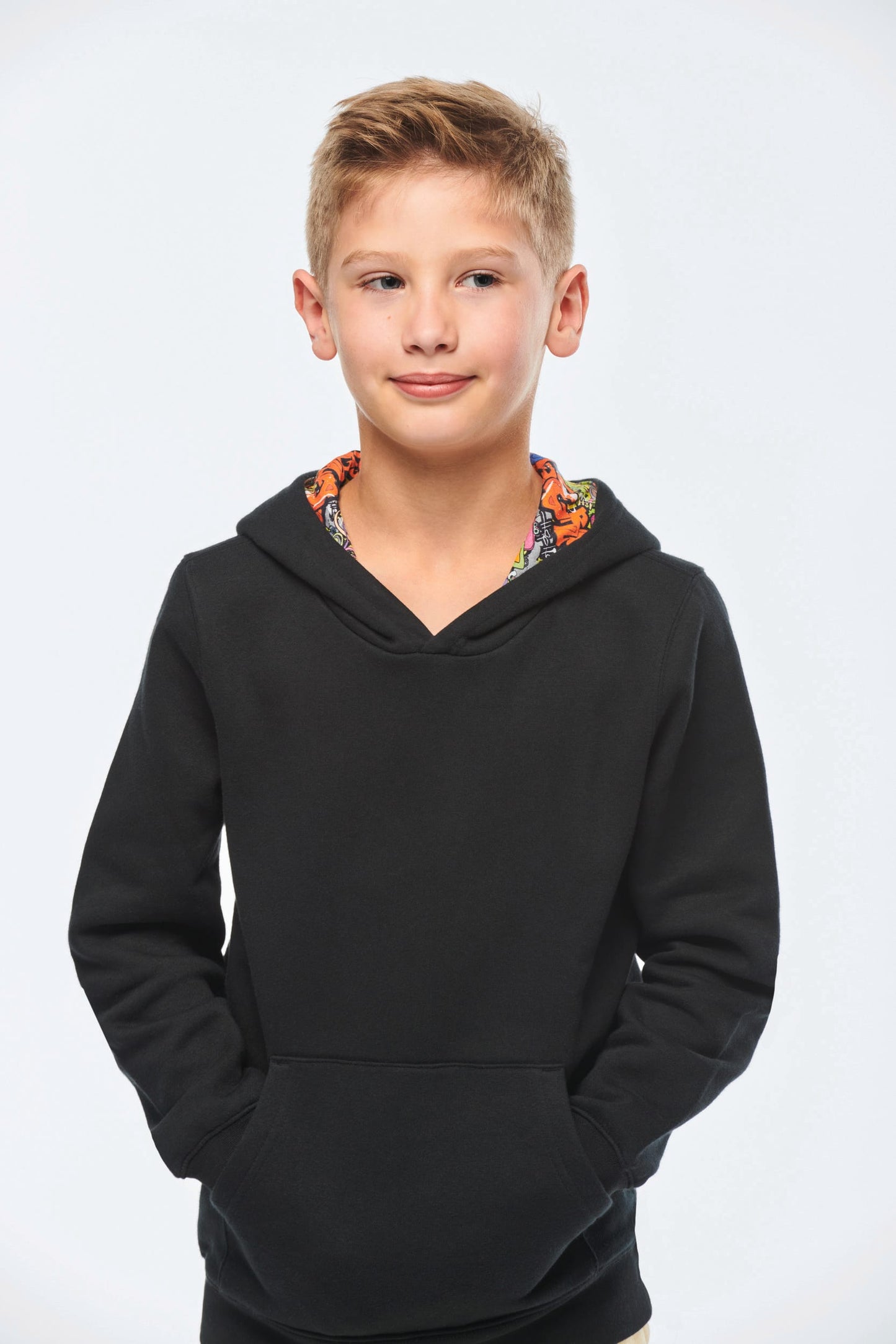 K4014 - Felpa bambino unisex con cappuccio a contrasto con motivi