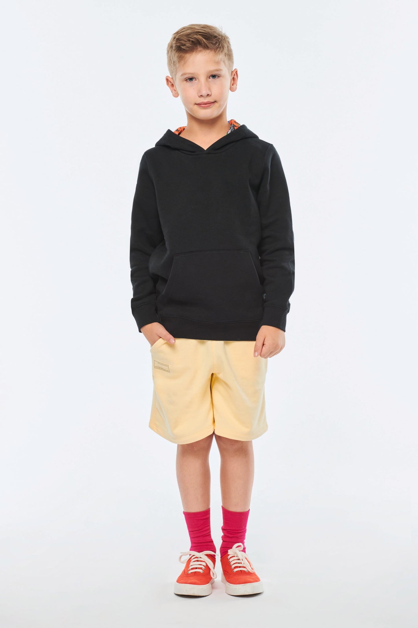 K4014 - Felpa bambino unisex con cappuccio a contrasto con motivi