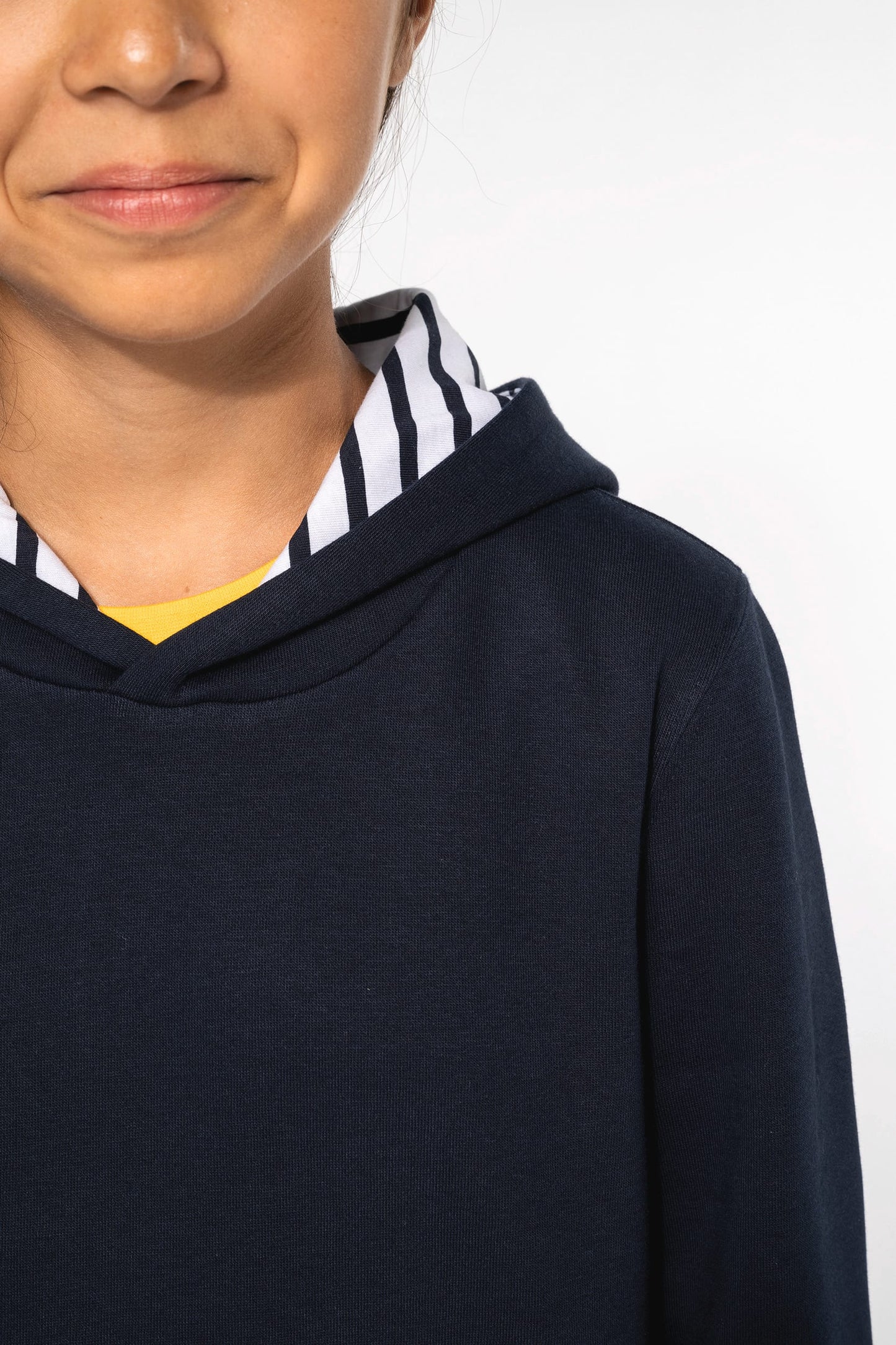 K4014 - Felpa bambino unisex con cappuccio a contrasto con motivi