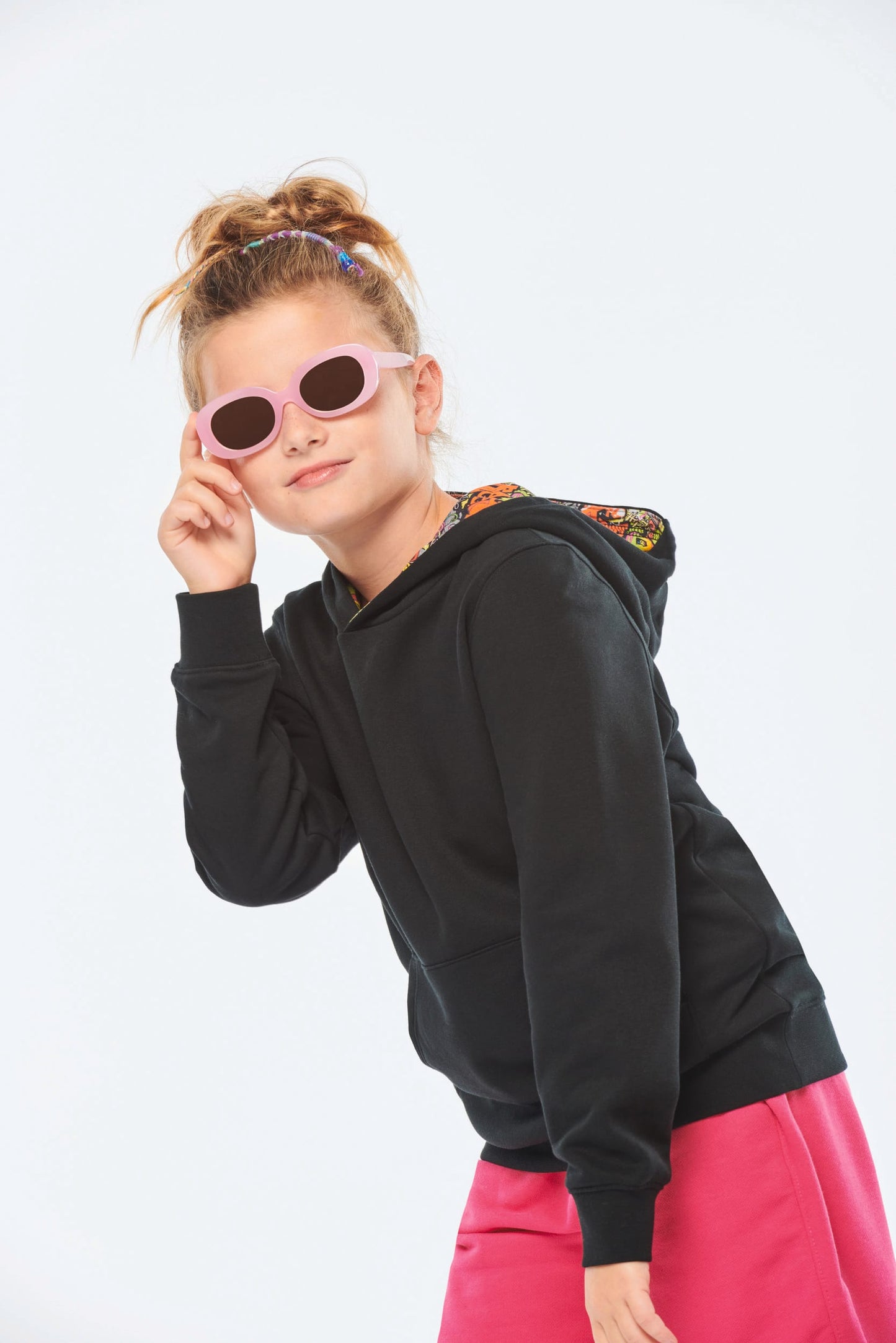 K4014 - Felpa bambino unisex con cappuccio a contrasto con motivi