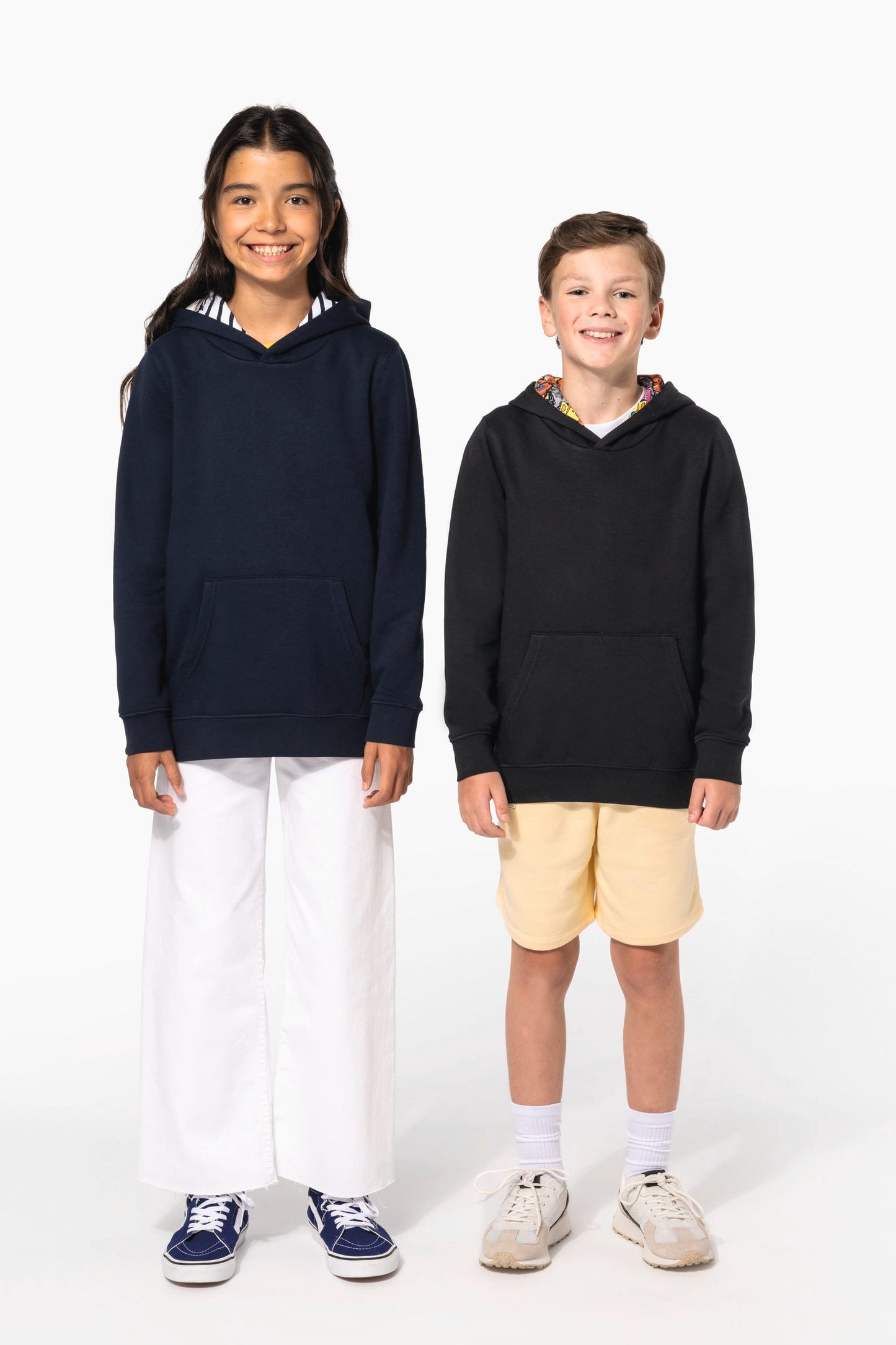 K4014 - Felpa bambino unisex con cappuccio a contrasto con motivi