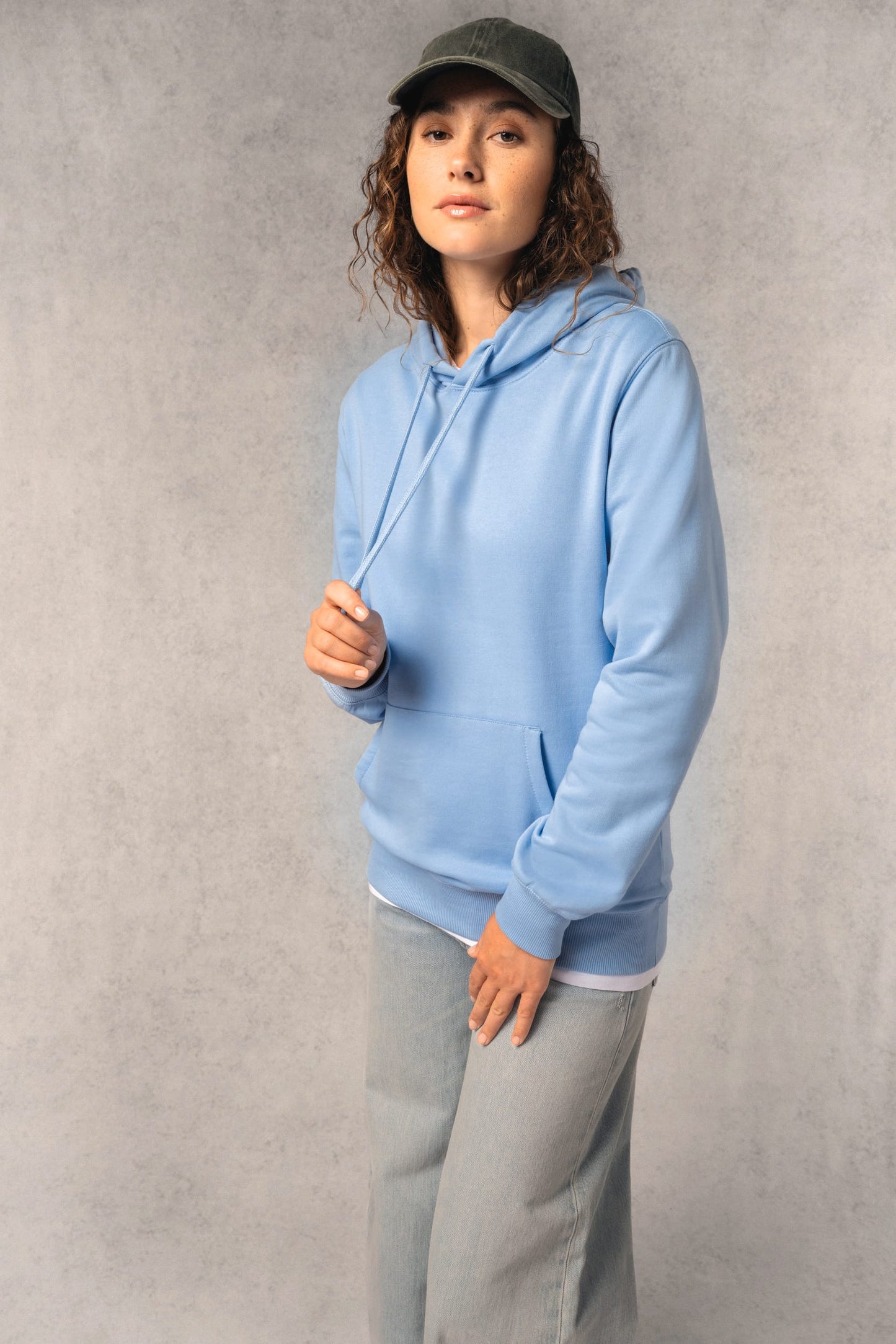 K4041A - Felpa in tessuto riciclato con cappuccio unisex