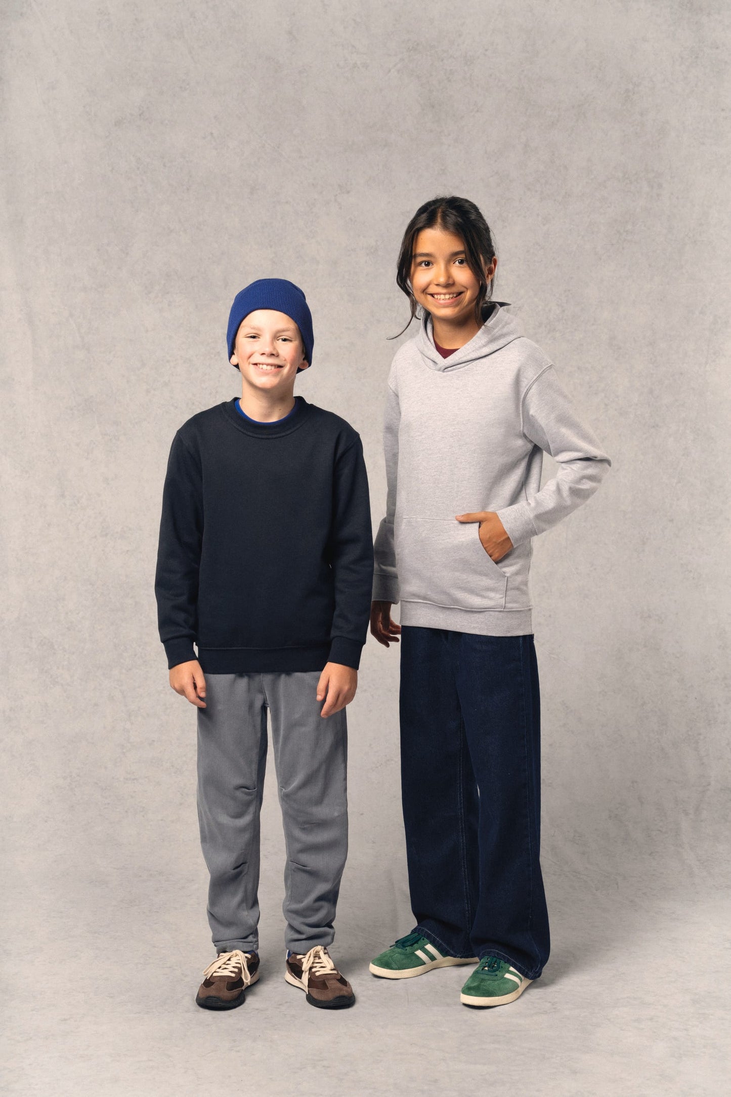 K4045 - Felpa in materiale riciclato con zip e cappuccio bambino