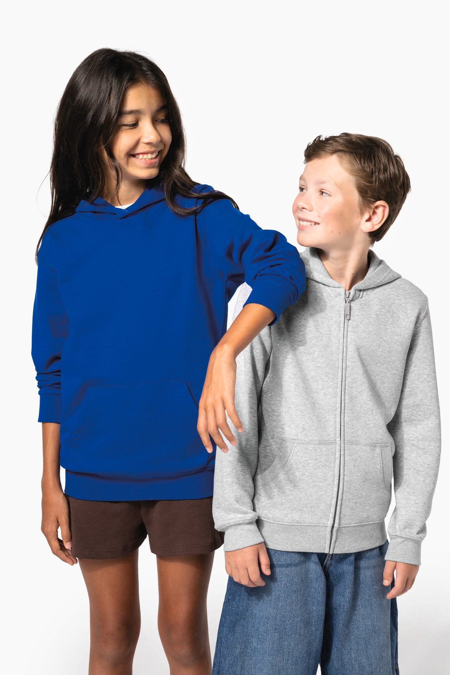 K4045 - Felpa in materiale riciclato con zip e cappuccio bambino