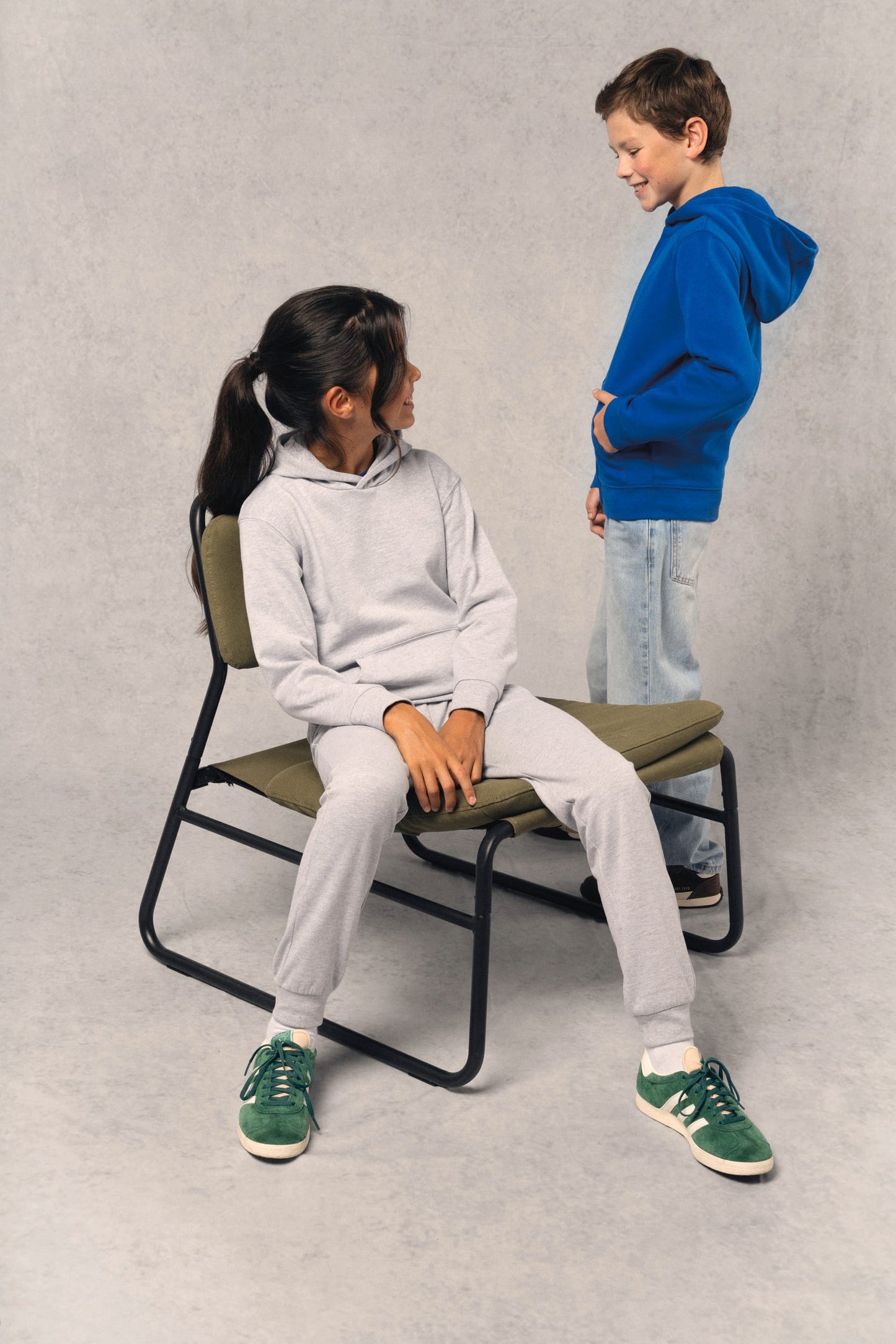 K4044 - Felpa in materiale riciclato con cappuccio bambino