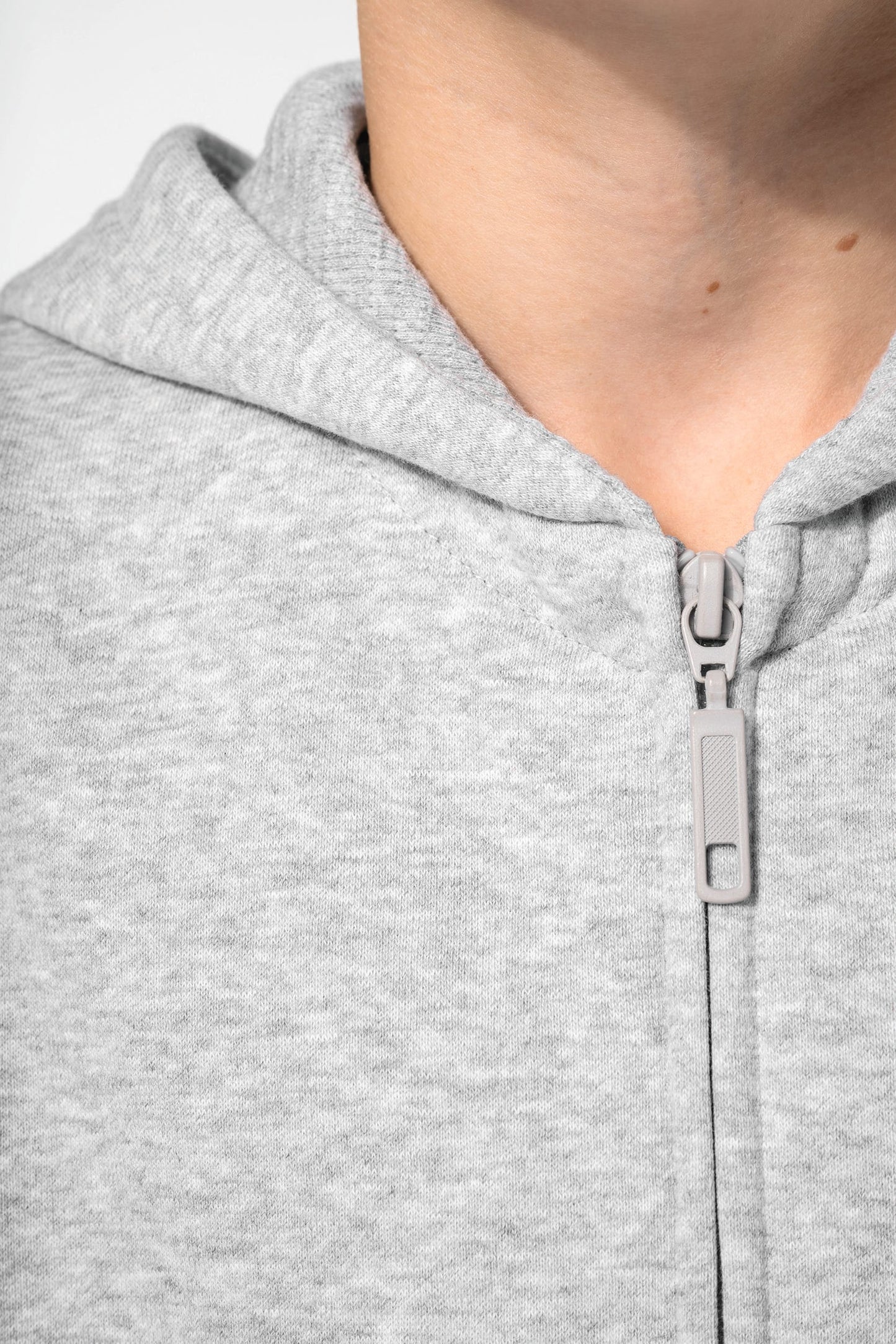 K4045 - Felpa in materiale riciclato con zip e cappuccio bambino