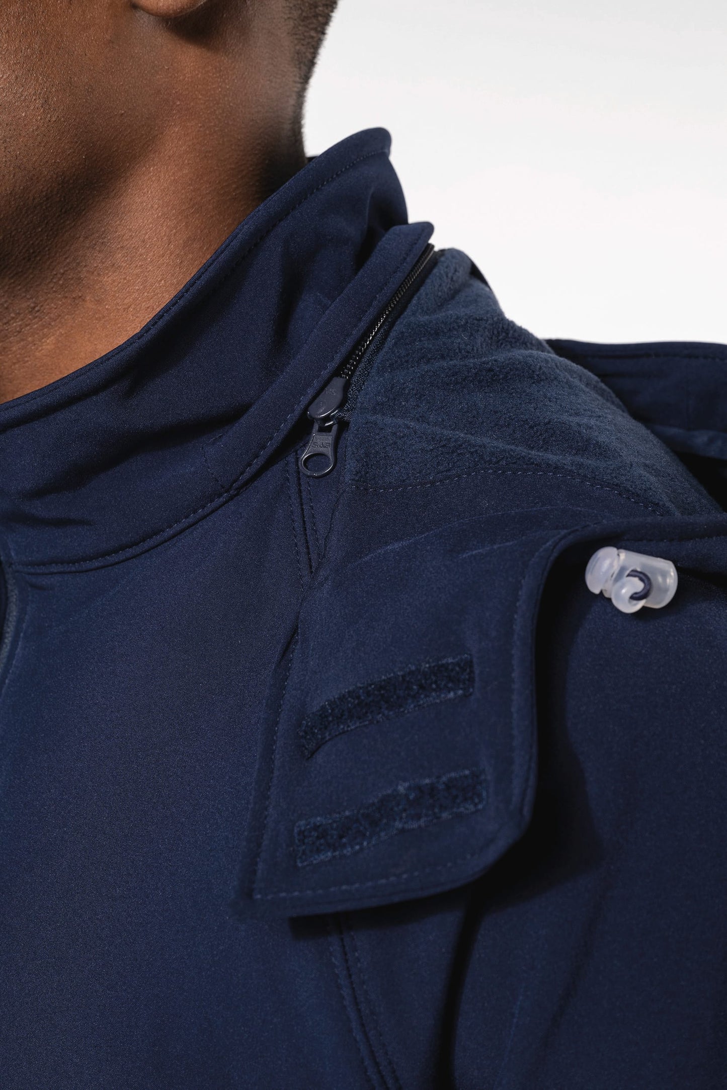 K413 - Giacca Softshell con cappuccio staccabile uomo