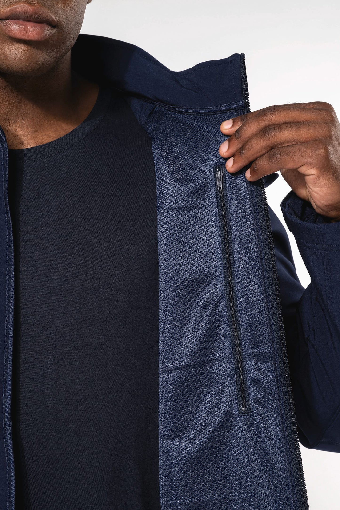 K413 - Giacca Softshell con cappuccio staccabile uomo