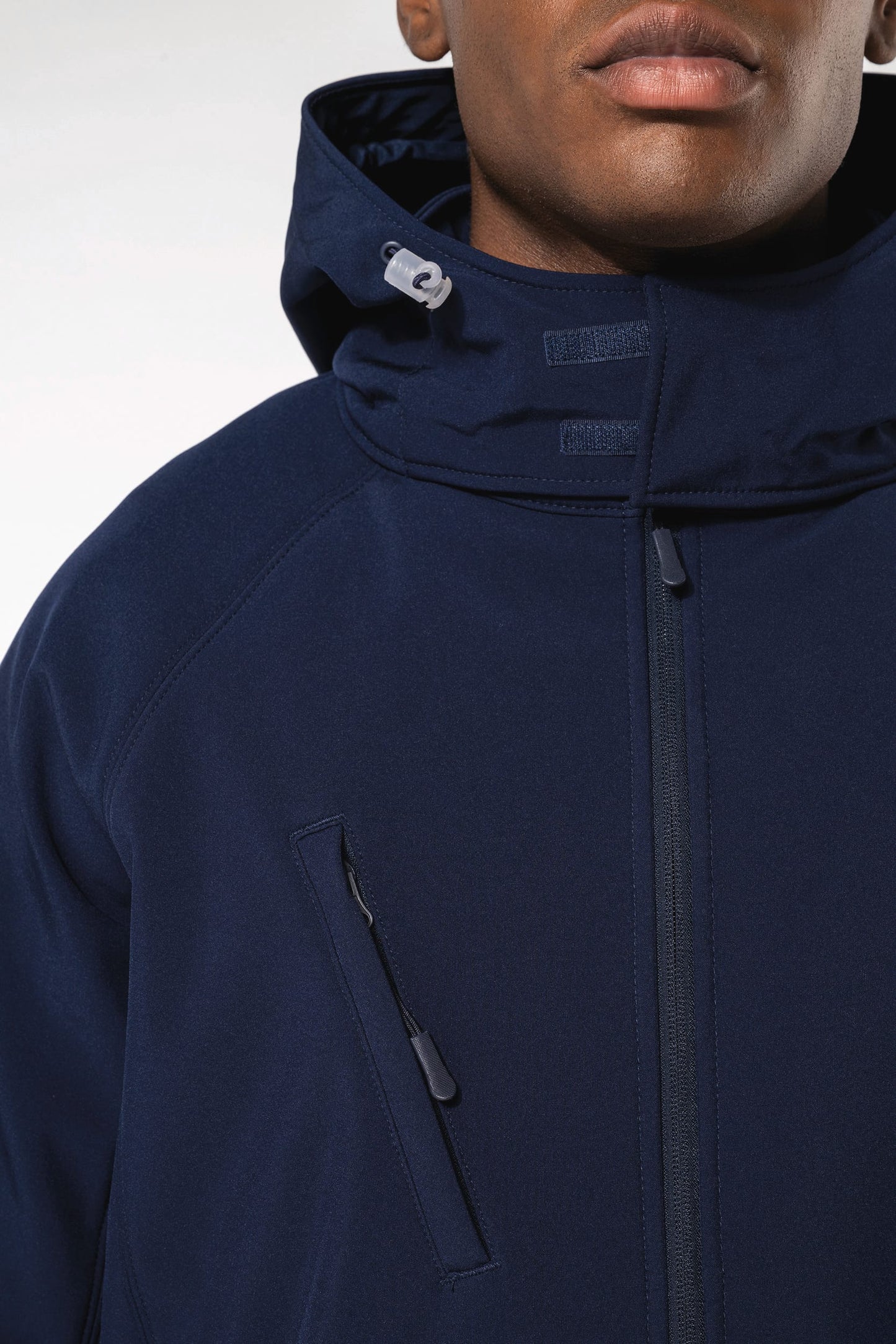 K413 - Giacca Softshell con cappuccio staccabile uomo
