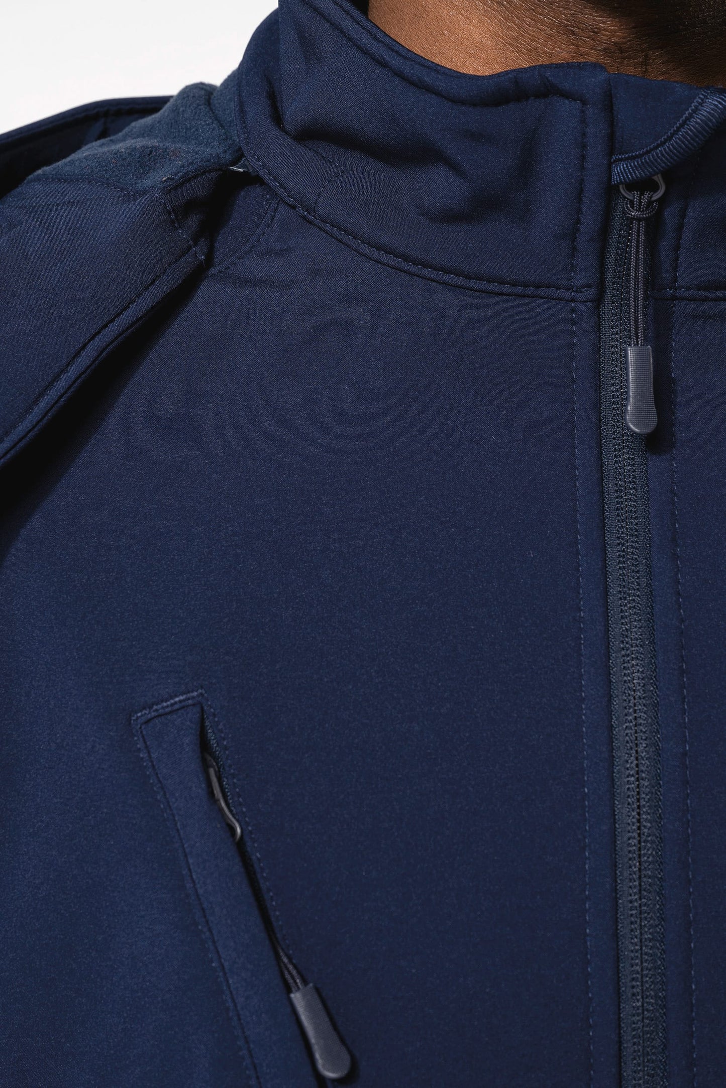 K413 - Giacca Softshell con cappuccio staccabile uomo
