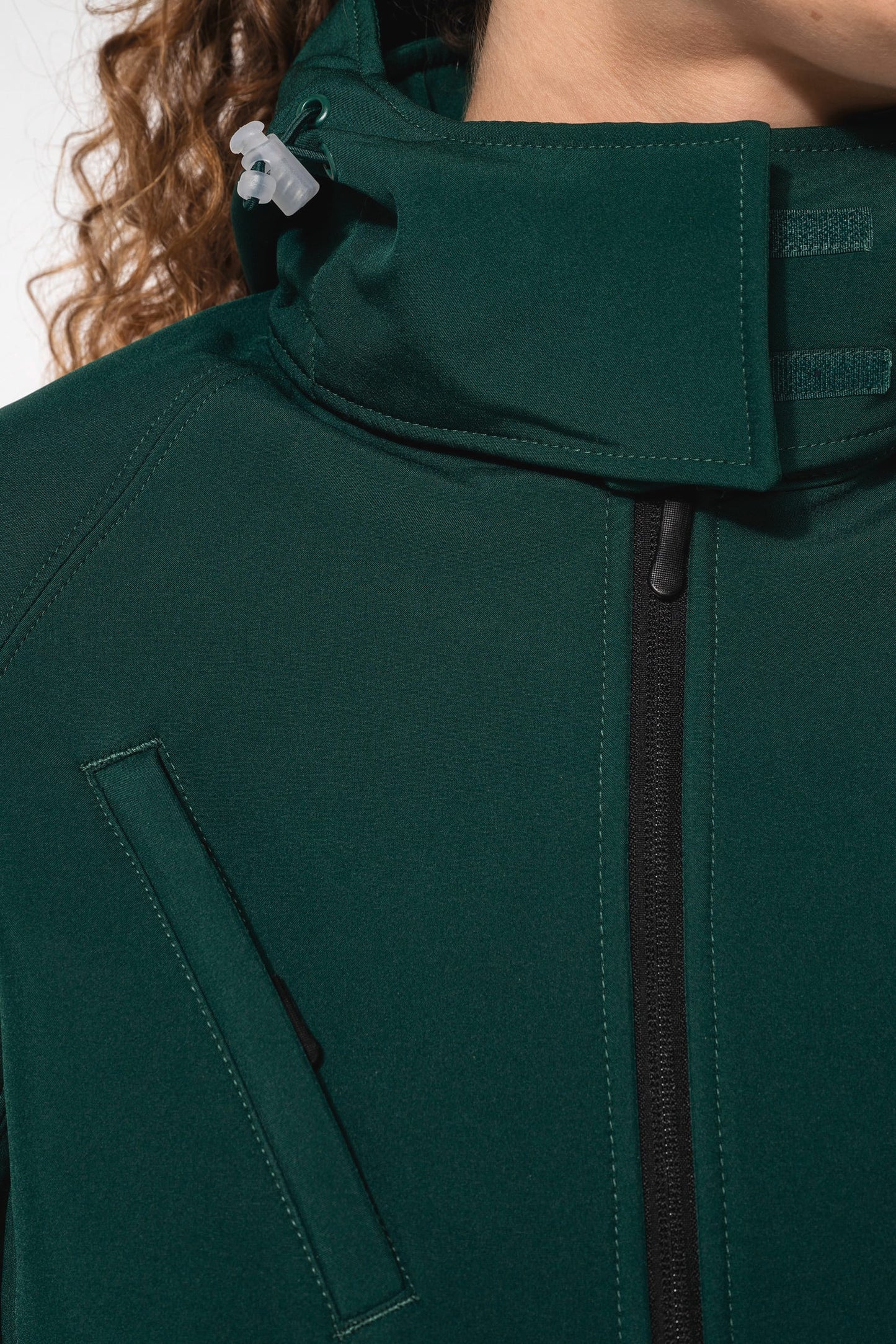 K414 - Giacca Softshell con cappuccio staccabile donna