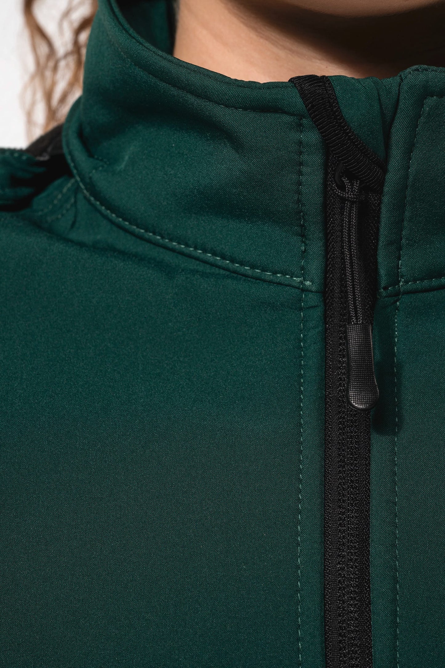 K414 - Giacca Softshell con cappuccio staccabile donna
