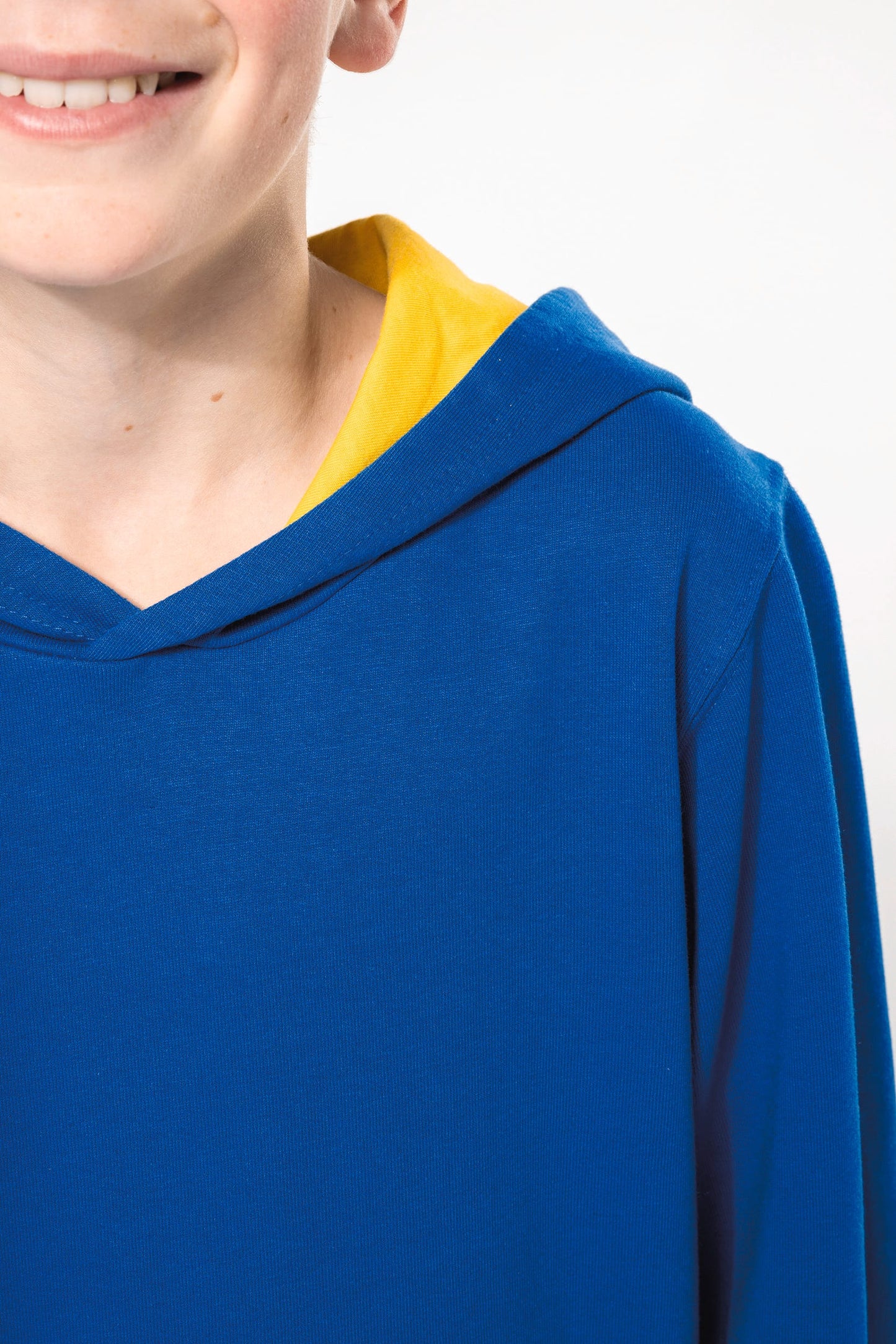 K453 - Felpa bambino con cappuccio a contrasto
