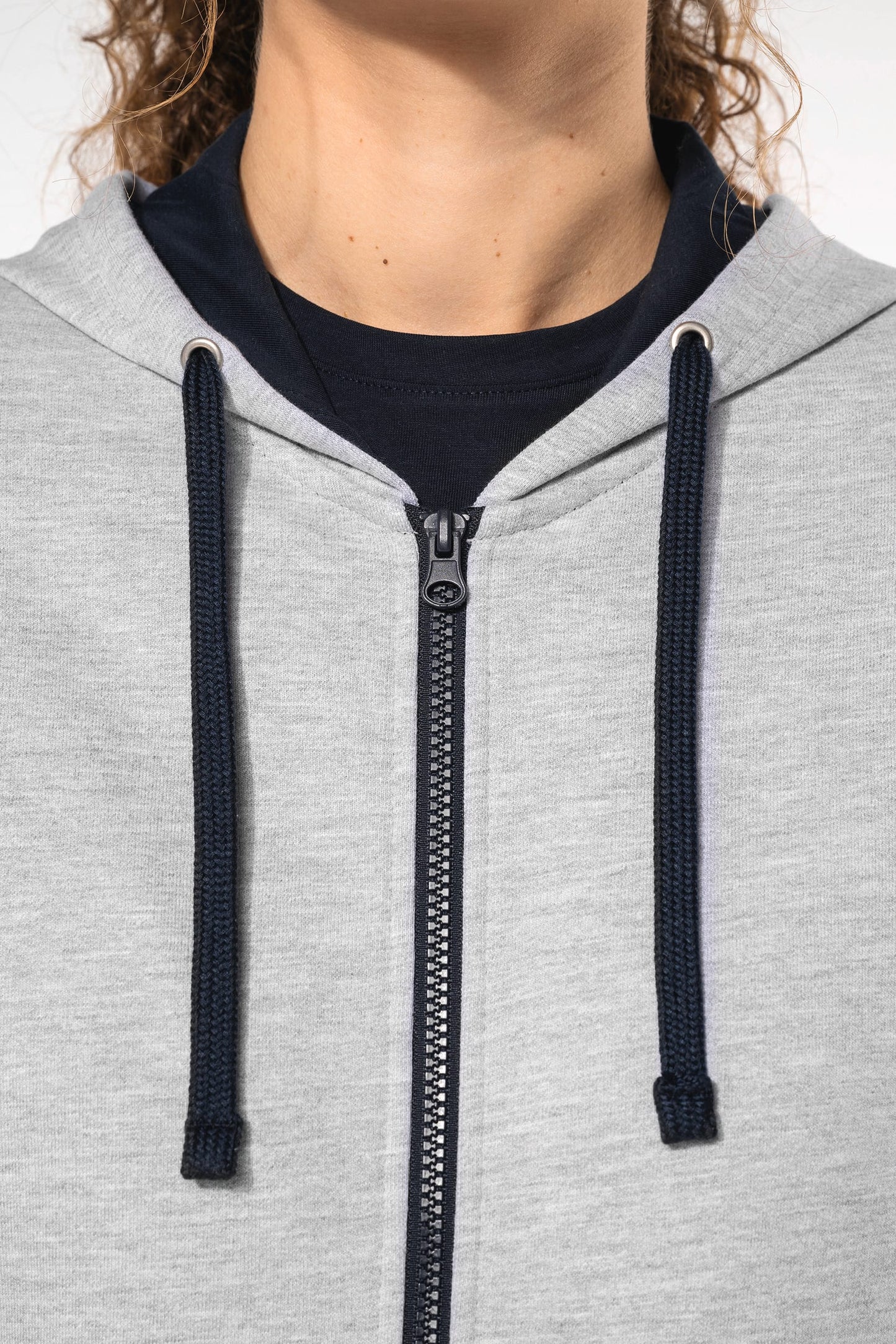 K467 - Felpa donna con cappuccio a contrasto full zip