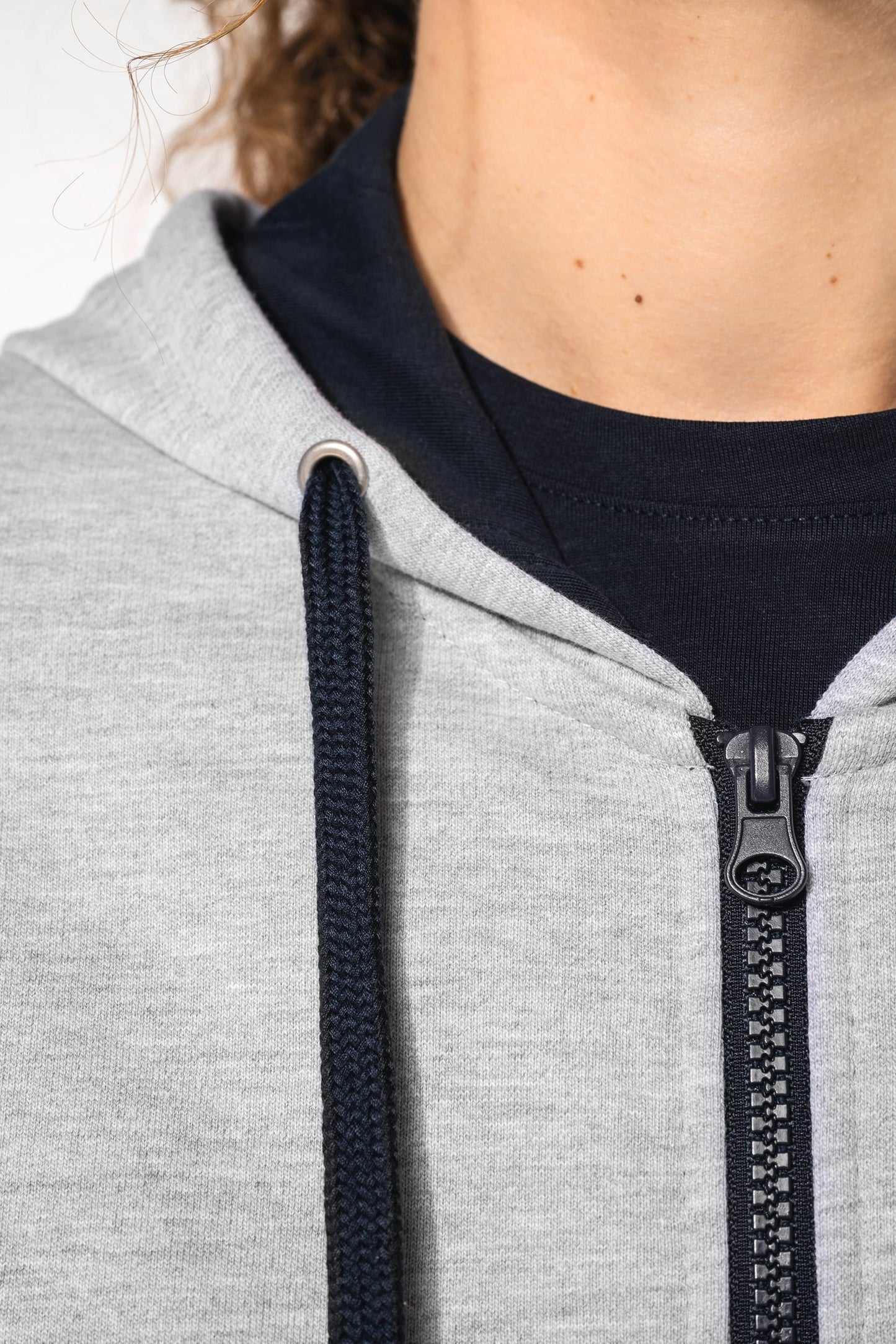 K467 - Felpa donna con cappuccio a contrasto full zip