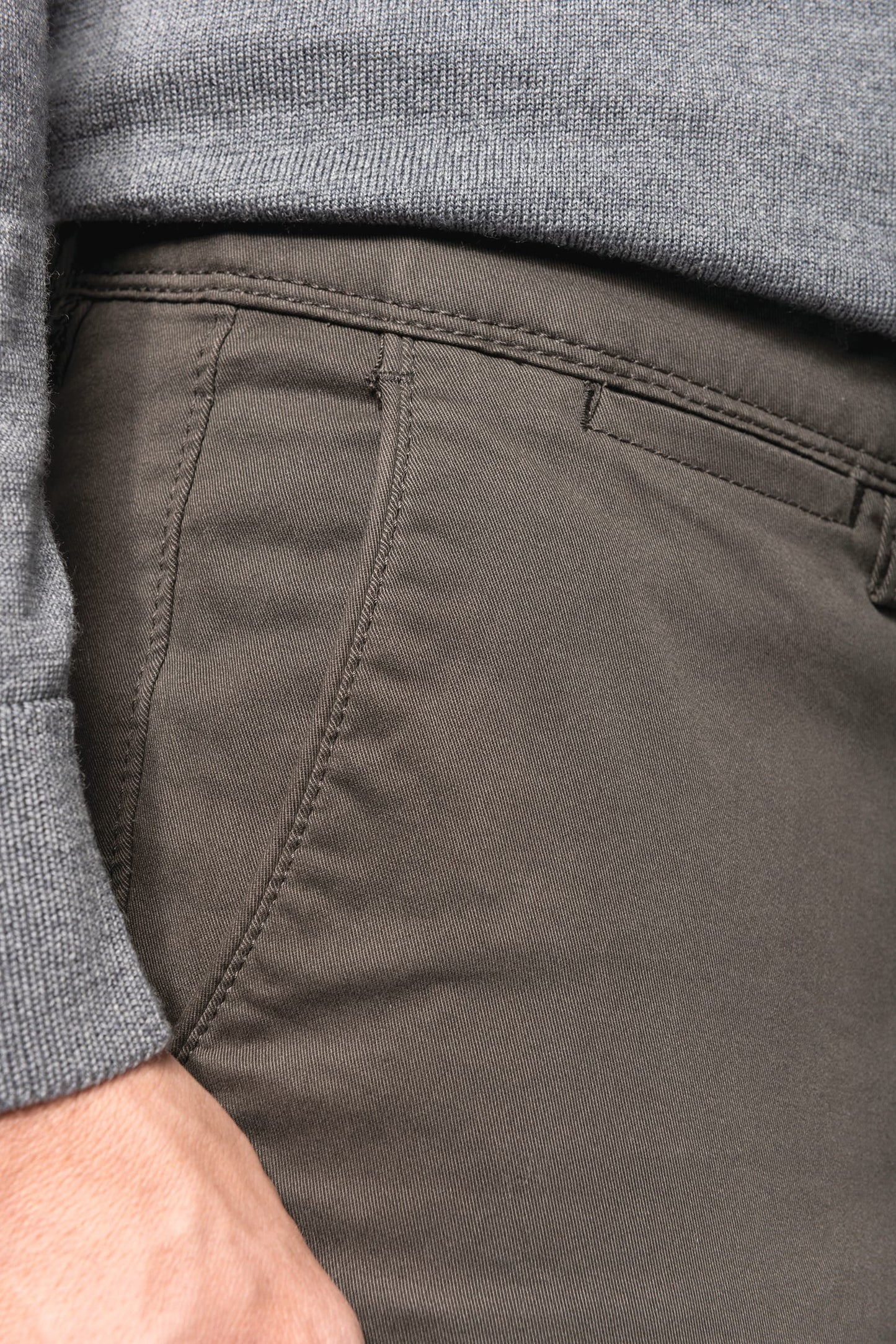 K748 - Chino premium