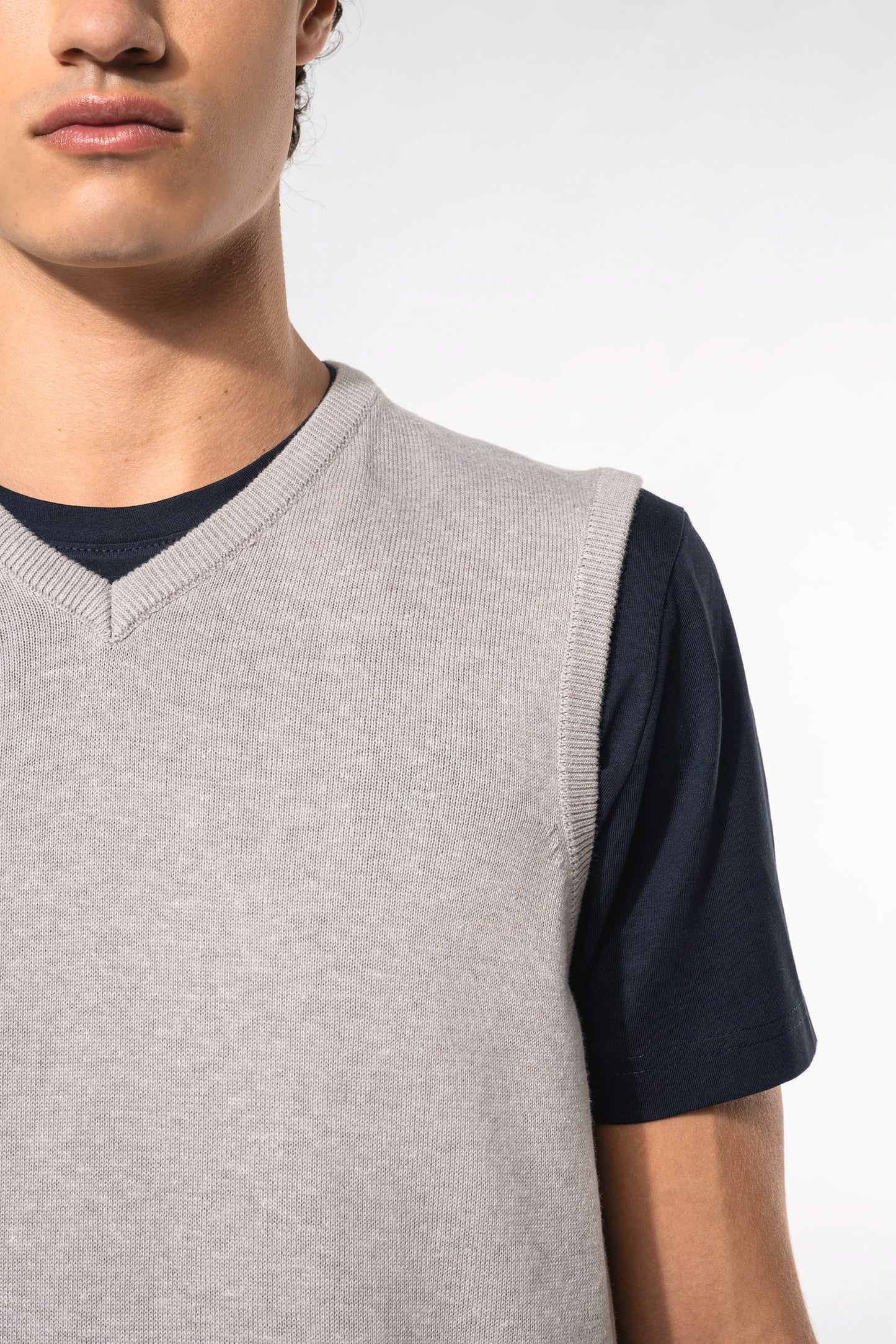 K969 - Maglione uomo smanicato scollo a V