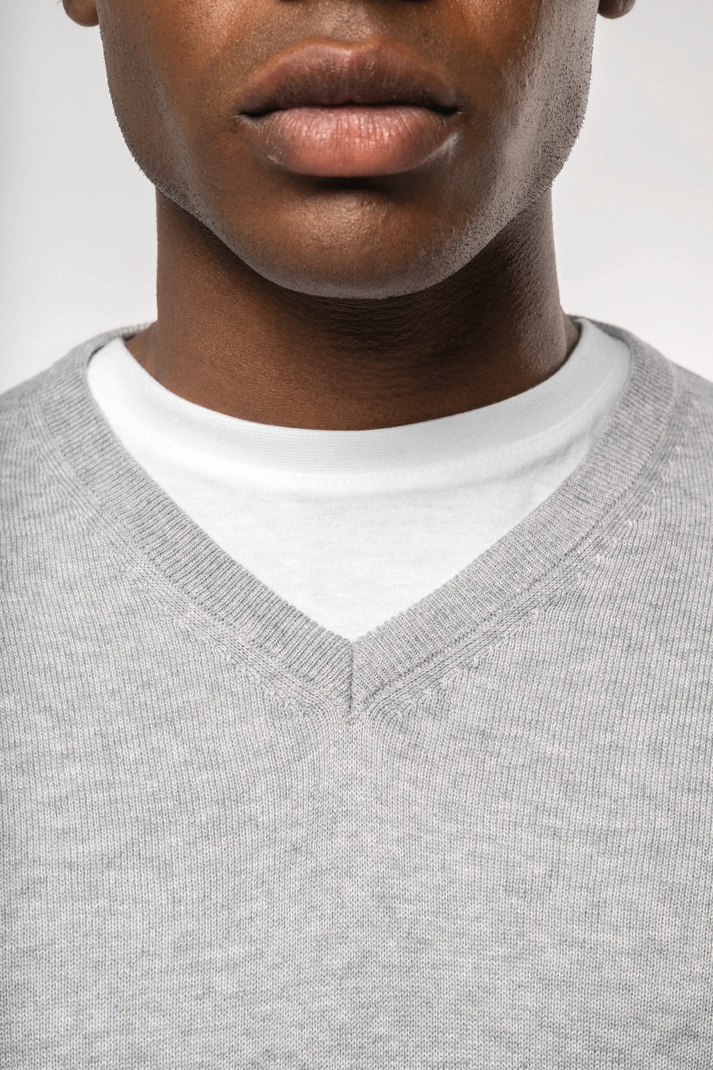 K980 - Pullover uomo con collo a V ecosostenibile