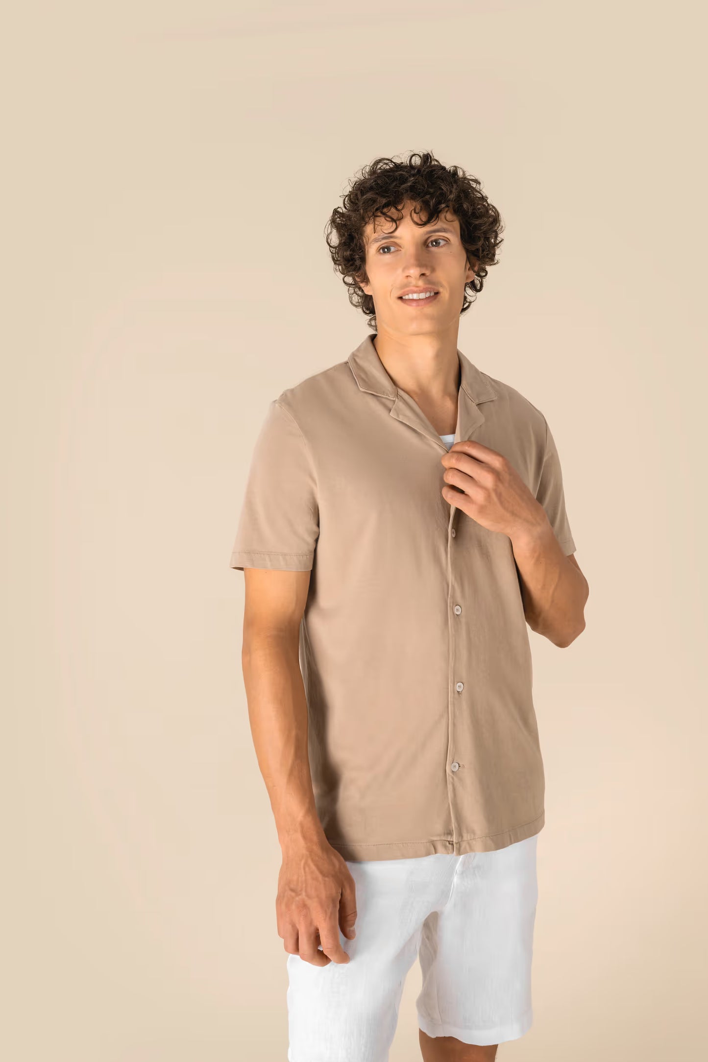 SP522 - Camicia uomo ecosostenibile slavata a maniche corte con collo bowling in jersey
